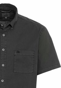 Maglietta a maniche corte di colore grigio scuro realizzata in misto cotone. Presenta un colletto con chiusura a bottoni, una tasca frontale e un ricamo del logo discreto sulla tasca.