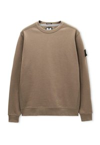 Brauner Langarmpullover mit Rundhalsausschnitt und gerippten Bündchen, mit einem kleinen Patch am linken Ärmeln, auf einem weißen Hintergrund flach ausgelegt.