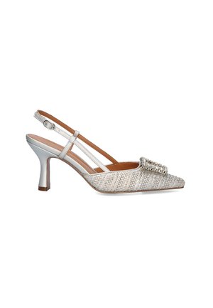 Zapato de tacón alto tipo slingback con puntera afilada, material plateado trenzado, pequeño adorno y una correa estrecha en el tobillo.