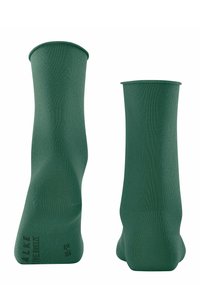 Une paire de chaussettes vertes en matériau lisse et élastique. Elles possèdent un design à revers et affichent un logo ainsi qu'un détail de taille sur la semelle.