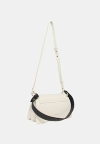 Borsa a mano in pelle bianca con un design strutturato, dotata di un pattina pieghevole, tracolla nera e accessori in metallo dorato.