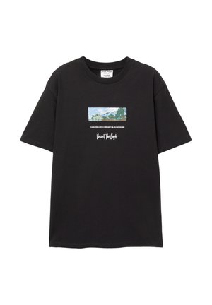 PULL&BEAR VAN GOGH A WHEATFIELD WITH CYPRESSES - Potiskana majica - black