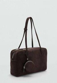 Bolso marrón oscuro con un acabado texturizado, con forma rectangular, dos asas largas y un bolsillo circular con cremallera adjunto.