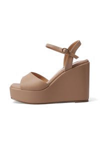 Sandali wedge beige con punta scoperta, cinturino alla caviglia regolabile e materiale sintetico liscio. Presentano una suola piattaforma e un design arrotondato.