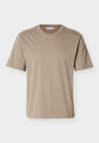 Μπεζ βαμβακερό T-shirt με κοντά μανίκια και στρογγυλή λαιμόκοψη, με διακριτικό λογότυπο στο αριστερό στήθος και ετικέτα του бренδου μέσα στον γιακά.