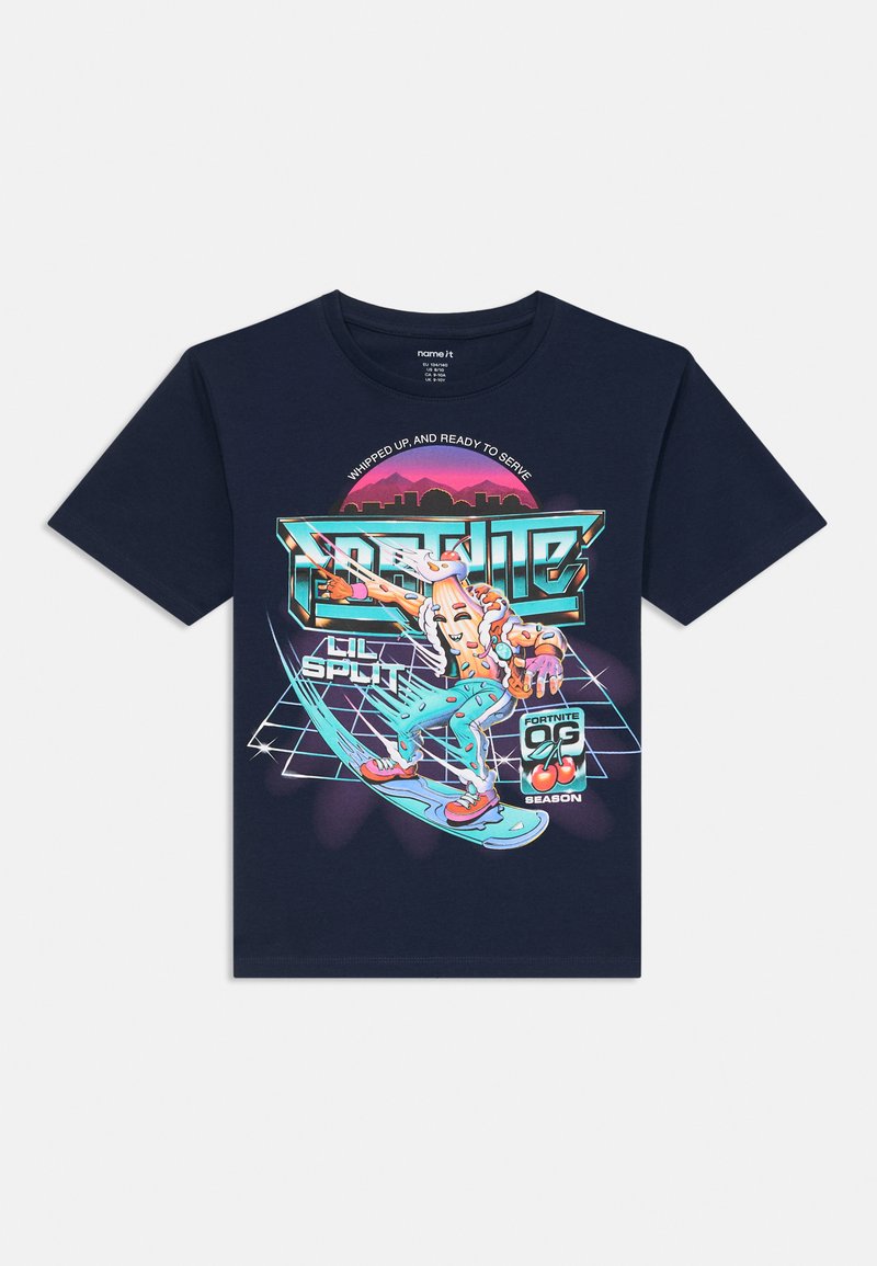 T-shirt azul-marinho com um gráfico de um personagem de desenho animado colorido em um skate, com texto e um design em grelha em cores vibrantes.