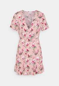 Vestido floral em tecido rosa suave, com decote em V, mangas curtas e barra com babados. Apresenta padrões de rosas vermelhas e brancas por todo o vestido.