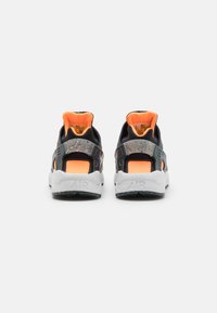 Nike Sportswear AIR HUARACHE CRATER PRM UNISEX - Tenisky - anthracite/black/atomic orange/white/volt