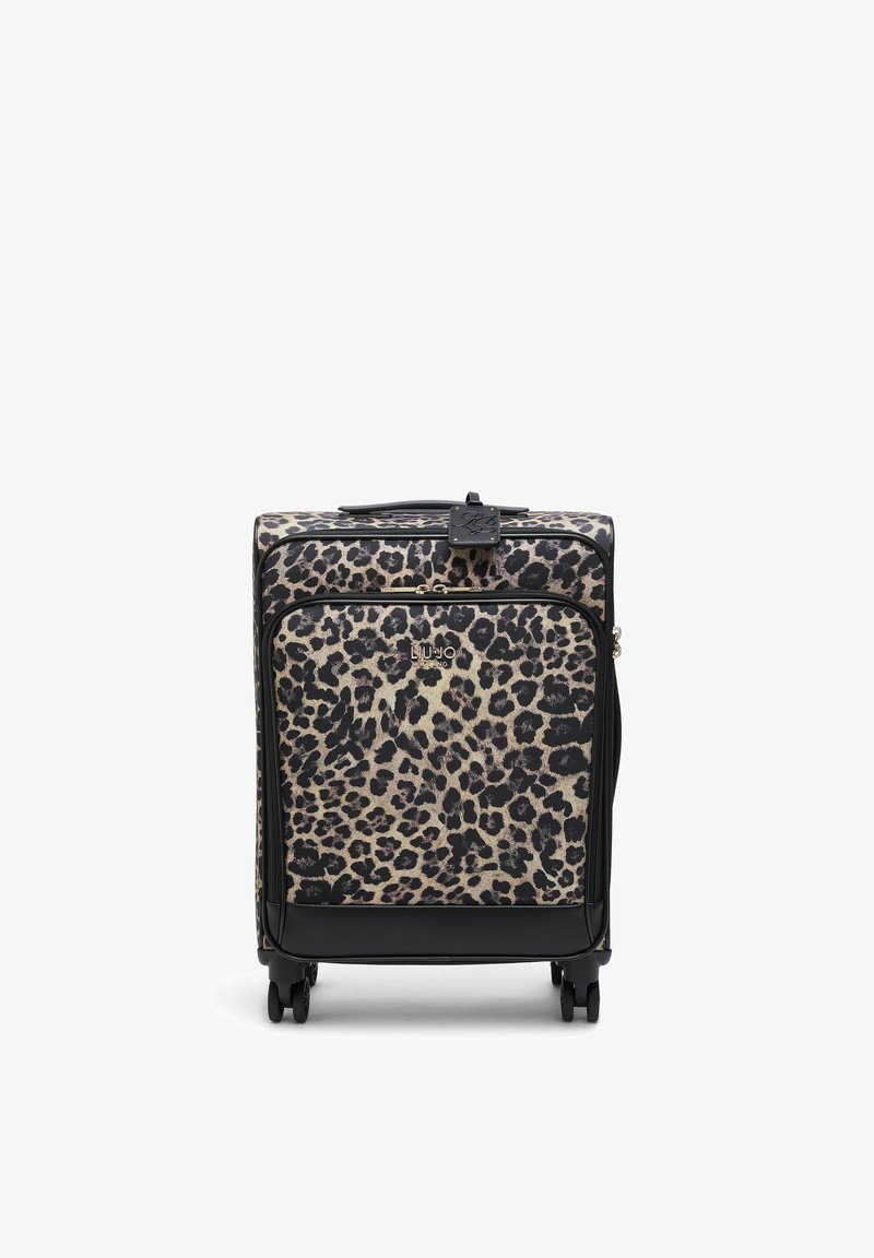 Valise à roulettes en tissu à imprimé léopard, poche avant zippée et poignées à garniture noire, debout sur fond blanc.
