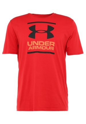 T-shirt sportivo corto rosso con maniche corte, grande logo nero Under Armour e testo arancione "UNDER ARMOUR" sul petto.