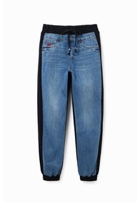 Denim jogger-housut, joissa on sininen etuosa ja mustat sivupaneelit, elastisella vyötärönauhalla, säädettävällä nauhalla ja rypytetyillä hihansuilla.