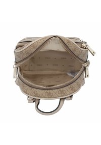 Borsa beige con motivo a monogramma, doppia cerniera, dettagli in pelle liscia e interno foderato con stampa del marchio.