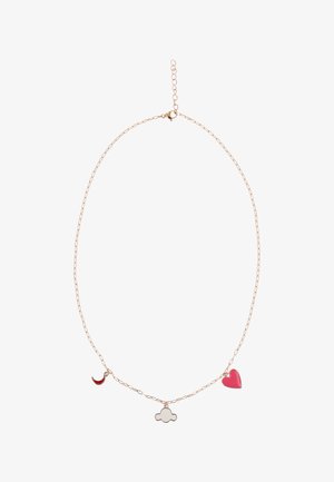 Hieno kultainen ketjukaulakoru, jossa on pieniä punaisia chiliherneitä, valkoisia pilviä ja vaaleanpunaisia sydänriipuksia tasaisesti ketjun varrella.