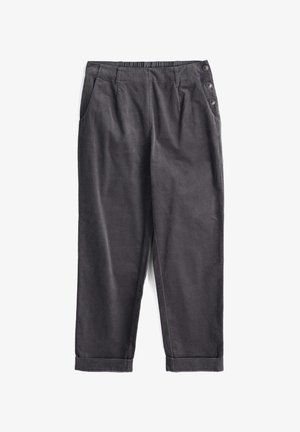 Ciemnoszare, zwężane spodnie wykonane z miękkiego materiału. Posiadają elastyczny pasek w talii oraz trzy guziki po prawej stronie do zapięcia.