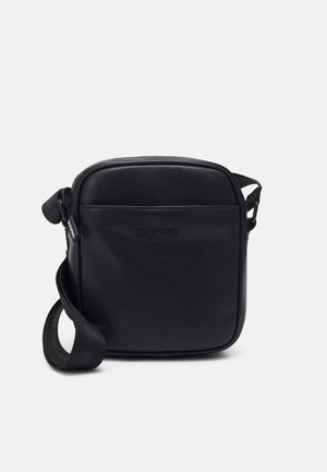 Borsa a tracolla rettangolare nera con tracolla regolabile, tasca frontale e logo Valentino in rilievo su pelle liscia.