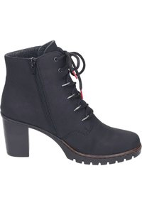 Botín negro con tacón alto, cordones en la parte delantera, cremallera lateral, superficie texturizada y un sutil acento marrón a lo largo de la suela.