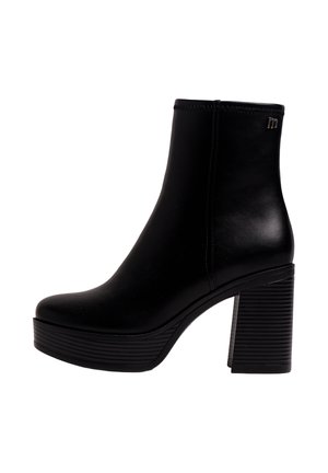 Bota de cuero negro para tobillo con tacón alto y grueso, y suela de plataforma, con costura lateral y pequeño logo metálico cerca del borde superior.