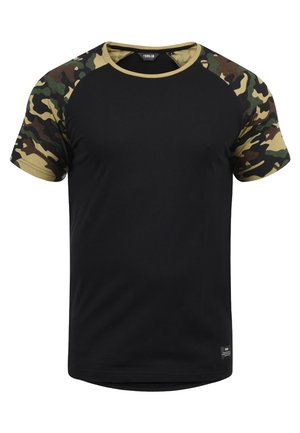 Černé tričko s krátkými rukávy v maskáčovém vzoru a kulatým výstřihem. Tkanina vypadá hladce a má volný střih. Dokončeno štítkem na spodním lemu.