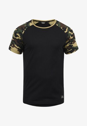 Juodas marškinėliai su trumpomis kamufliažo raštuotomis rankovėmis ir apvaliomis iškirptėmis. Audinys atrodo lygus, su laisvu siluetu. Papuošti etikete ties kraštu.