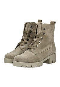 Beige suède enkellaarsjes met ronde neuzen, zes veteropeningen en bijpassende veters; robuuste rubberen zool met een gestructureerde grip en een trekband aan de achterkant.