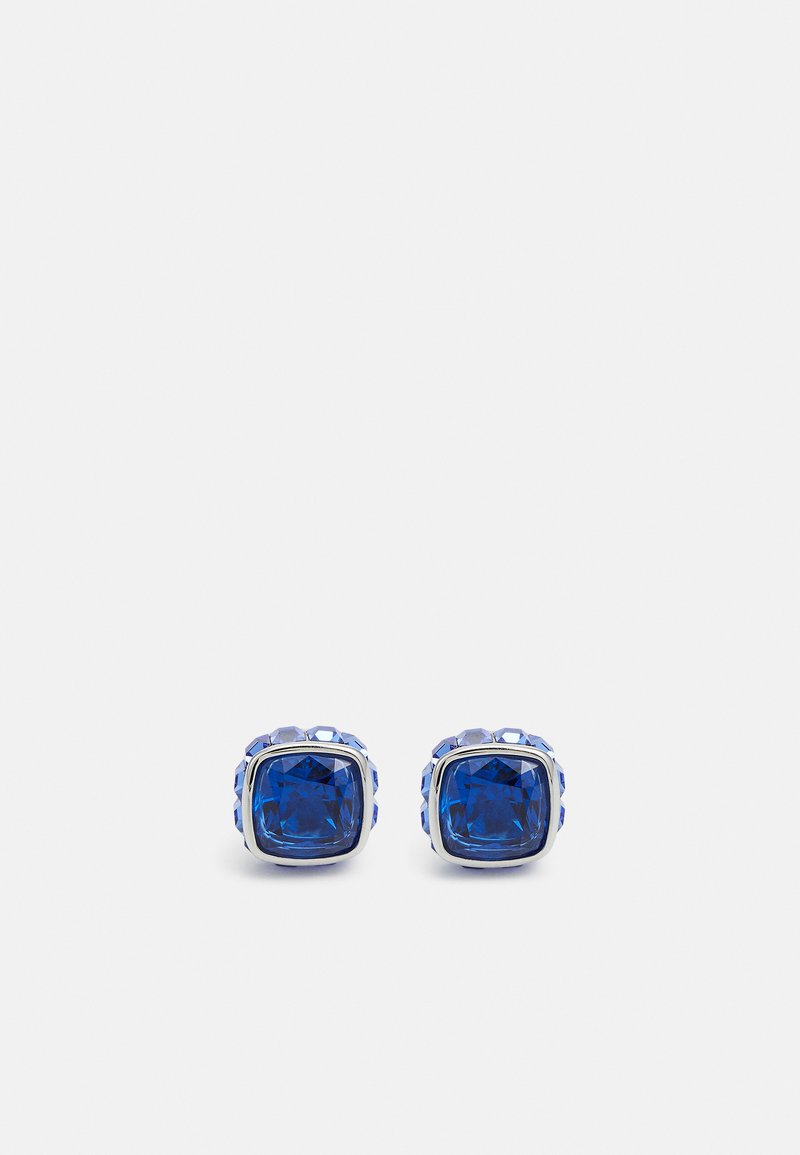 Brincos de stud de pedra preciosa azul, em metal prateado, com formato quadrado, apresentando uma superfície facetada e um acabamento polido.