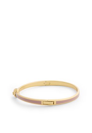 Bracelet fin en or avec incrustation d’émail rose clair et petit fermoir, présenté sur fond blanc.