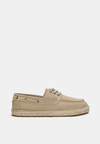 Beige espadrille cipők velúr anyagból, fűzős dizájnnal és díszítő varrással; kerek orrúak, jutasóval.