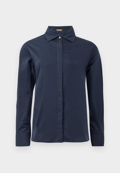 Camicia button-up blu navy a maniche lunghe, realizzata in un tessuto leggero e liscio. Presenta un colletto classico e una pattafrontale discreta.