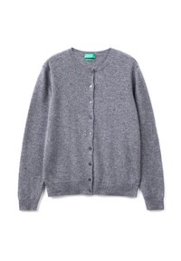 Šedý cardigan vyrobený z měkkého pleteného materiálu, s kulatým výstřihem, předními knoflíky a žebrovanými manžetami a lemem. Jednoduchý design bez vzorů.