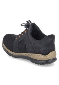 Baskets de sport noires avec une tige en maille, semelle en caoutchouc et un entre du pied en liège tressé. Comprend un système de lacets élastiques avec des accents orange.