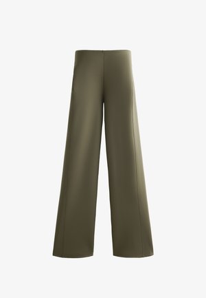 Wijd vallende broek in olijfgroene stof. Gladde textuur met een hoge tailleband en een verborgen rits aan de achterkant voor sluiting.