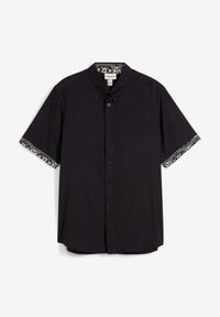 Camicia nera a maniche corte con bottoni, dotata di un bordo decorato sulle maniche e sul colletto. Realizzata in un tessuto morbido con una vestibilità classica e rilassata.