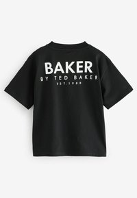 Juodas trumpomis rankovėmis medvilnės marškinėliai su ryškiu baltu tekstu ant nugaros: "BAKER BY TED BAKER EST.1988." Lygus paviršius ir laisvas kirpimas.