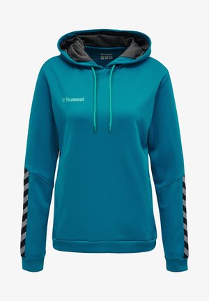 Teal hættetrøje med tekstureret stof, grå foring og justerbar snor. Har sorte og sølvfarvede chevronstriber på ærmerne. Hummel-logoet er vist.