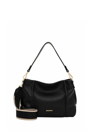 Borsa a mano in pelle nera con finitura testurizzata, ferrature dorate, manico superiore e tracolla a righe staccabile.