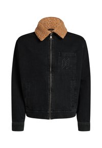 Chaqueta de mezclilla negra con un cuello de piel sintética color beige, cierre de cremallera y bolsillo frontal con detalle de logotipo bordado. Incluye bolsillos laterales.