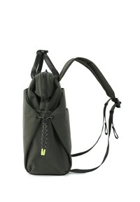 Sac à dos vert foncé avec compartiment principal zippé, fermeture avant par cordon élastique et bretelles réglables, vu de côté.