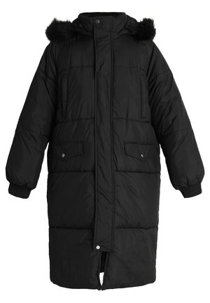 Svart polstret lang frakk med avtagbar faux fur hette, frontlukking med knapper, to sidelommer og ribbede mansjetter. Lett med quiltet tekstur.