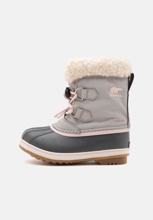 Botte d'hiver imperméable grise et rose avec bord en peau lainée, fermeture à lacets à l'avant et semelle en caoutchouc, conçue pour temps froid et protection contre la neige.