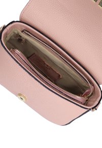 Borsa a tracolla in pelle rosa con una finitura testurizzata, dotata di una chiusura a scatto in tonalità oro e diversi scomparti con zip all'interno.