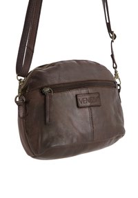 Hnědá kožená crossbody taška s texturovaným povrchem, zipovým uzávěrem, přední kapsou na zip a nastavitelným popruhem. Logo VENEZIA vpředu.