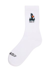 Weißer Socken mit einem Cartoon-Schwarzente, die die Mittelfinger zeigt, und dem Text "DUCK IT!" über den Zehen, auf dem "DAILY" in schwarzen Buchstaben steht.