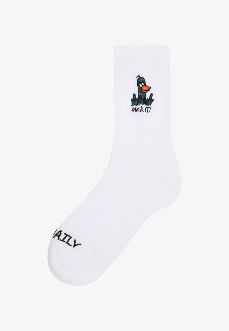 Weißer Socken mit einem Cartoon-Schwarzente, die die Mittelfinger zeigt, und dem Text "DUCK IT!" über den Zehen, auf dem "DAILY" in schwarzen Buchstaben steht.