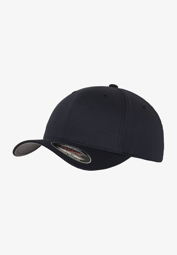 Cappello blu navy con corona arrotondata, visiera curvata e una texture di tessuto liscia. Presenta un'etichetta di marca all'interno del cappello.