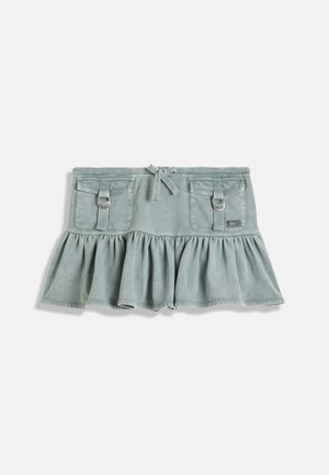 Fustă din denim de culoare teal deschis, cu un tiv cu volane evazat, două buzunare frontale, bucle mari pentru curea și un detaliu cu fundă la talie.