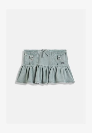 Lys teal denim nederdel med en bred flæse nederst, to forlommer, store bæltestropper og en sløjfedetalje ved taljen.
