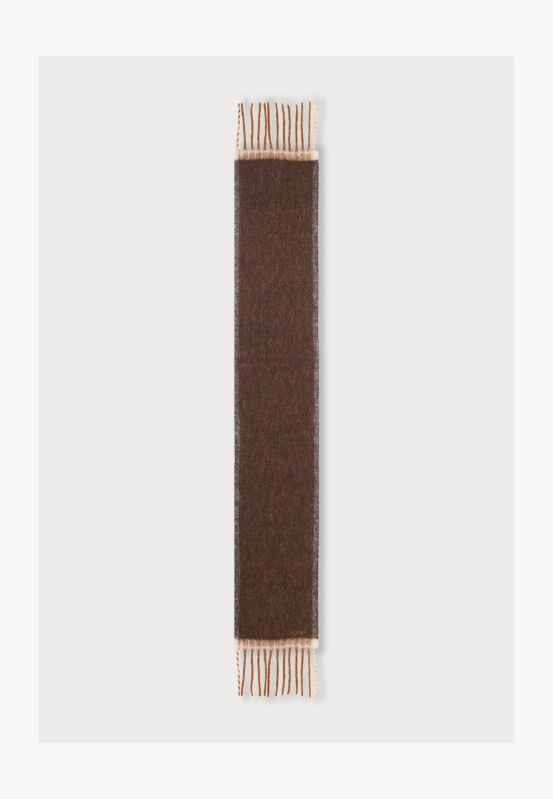Longue écharpe étroite en laine marron avec des franges beiges aux deux extrémités, étalée à plat sur fond blanc.