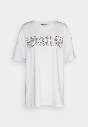 Valkoinen lyhythihainen T-paita, jossa rinnan päällä mustalla ja oranssilla kirjontatyylillä teksti "MOSCHINO".
