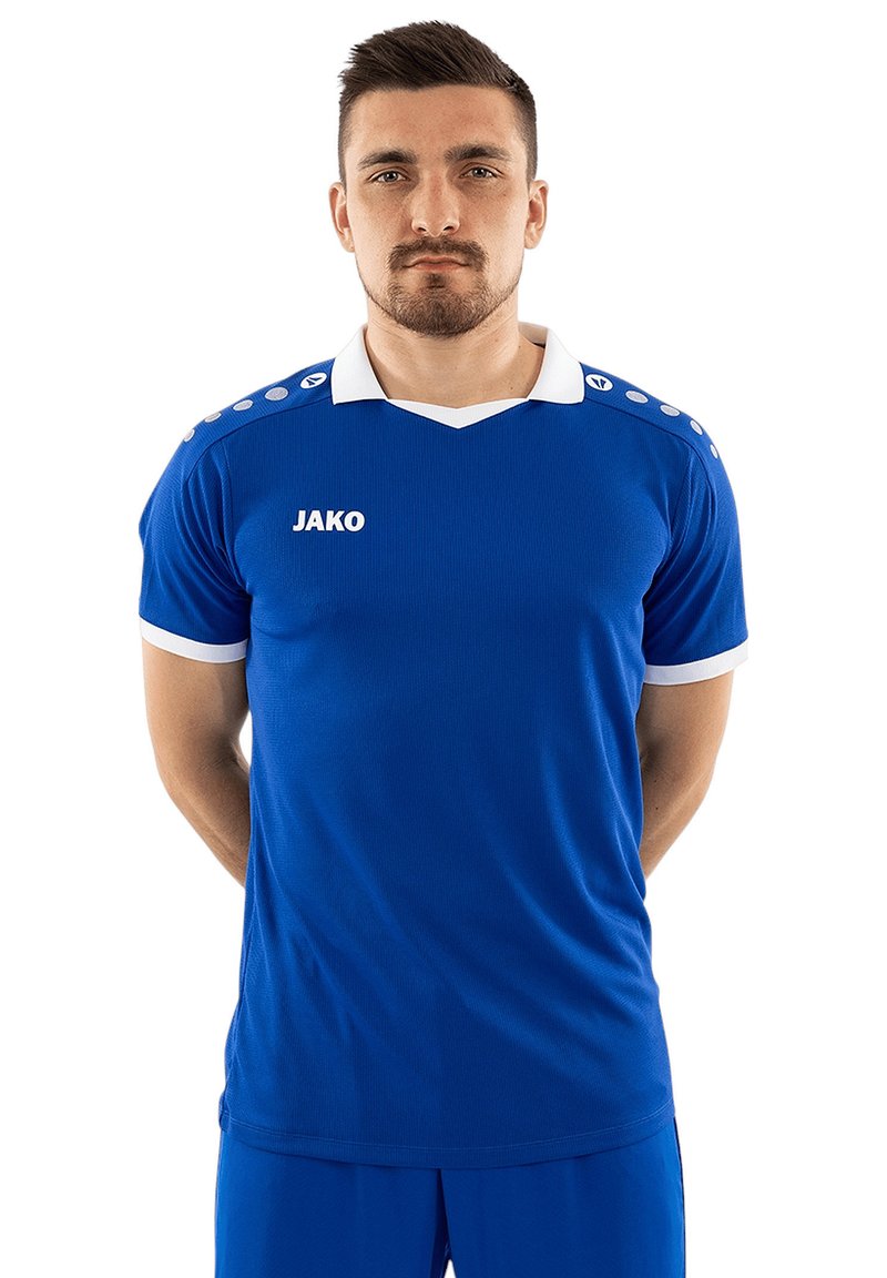 Blauwe sporttrui van ademend materiaal met een witte kraag. Bevat een logo en decoratieve knopen op de schouders.
