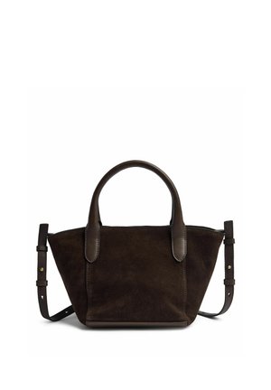 Sac à main en daim marron foncé avec poignées arrondies et bandoulière réglable présenté sur fond blanc.